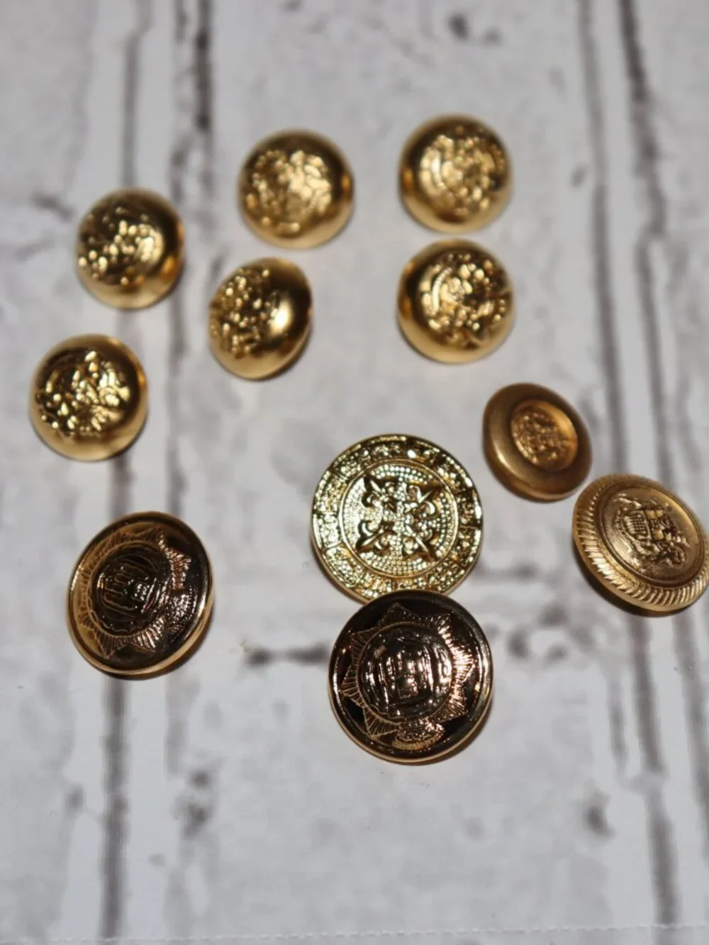 ✨ Vintage Gold Buttons · 11 Total